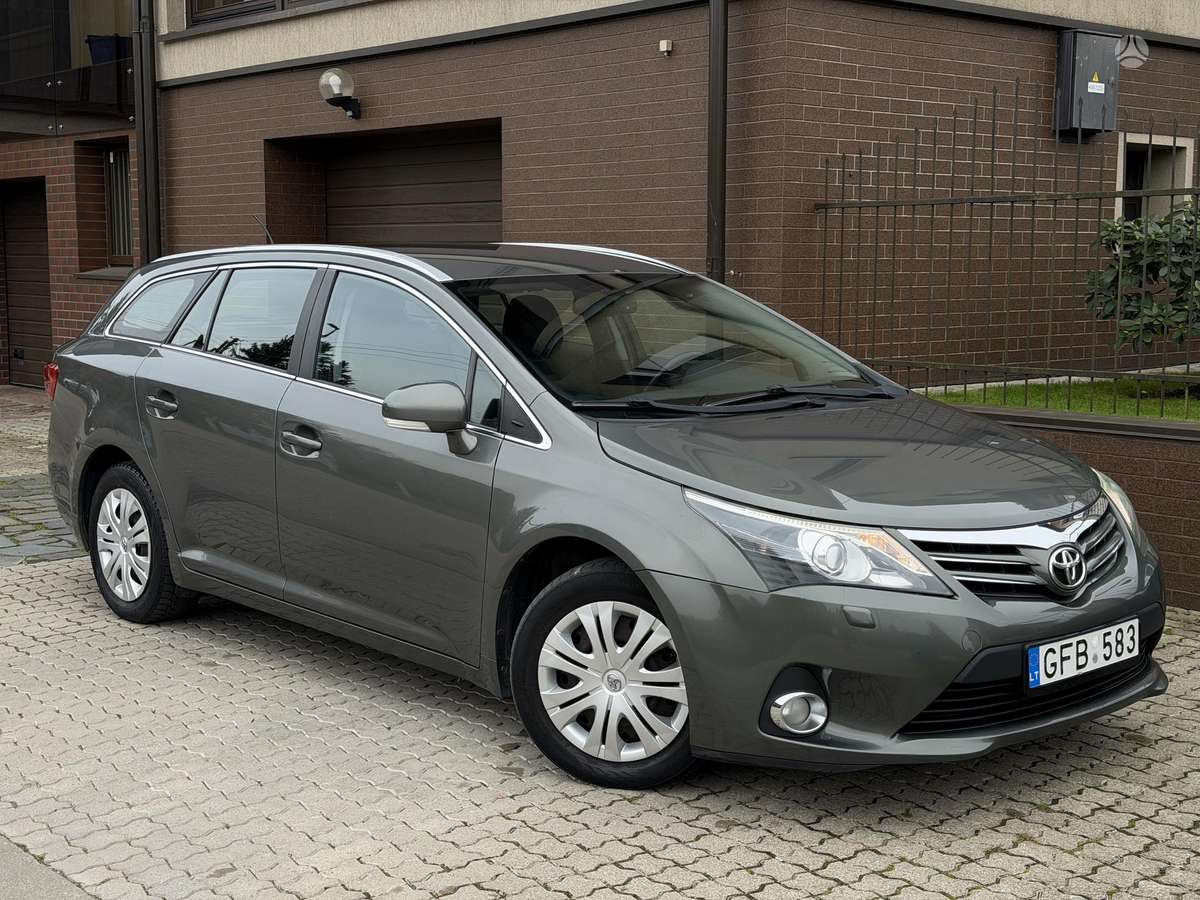 Toyota Avensis 2012 — rear view