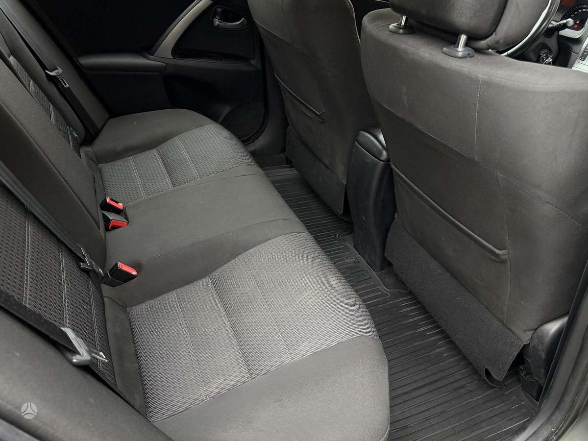 Toyota Avensis 2012 — photo 21