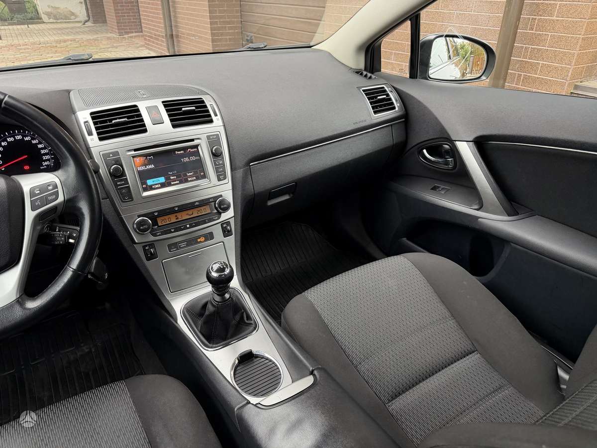 Toyota Avensis 2012 — photo 24