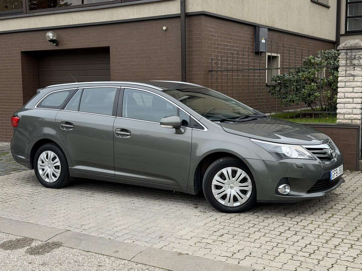 Toyota Avensis 2012 — interior