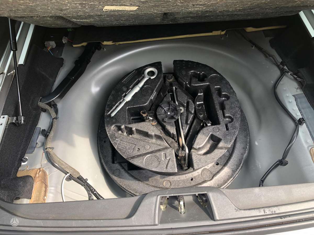 Volvo V70 2009 — photo 16