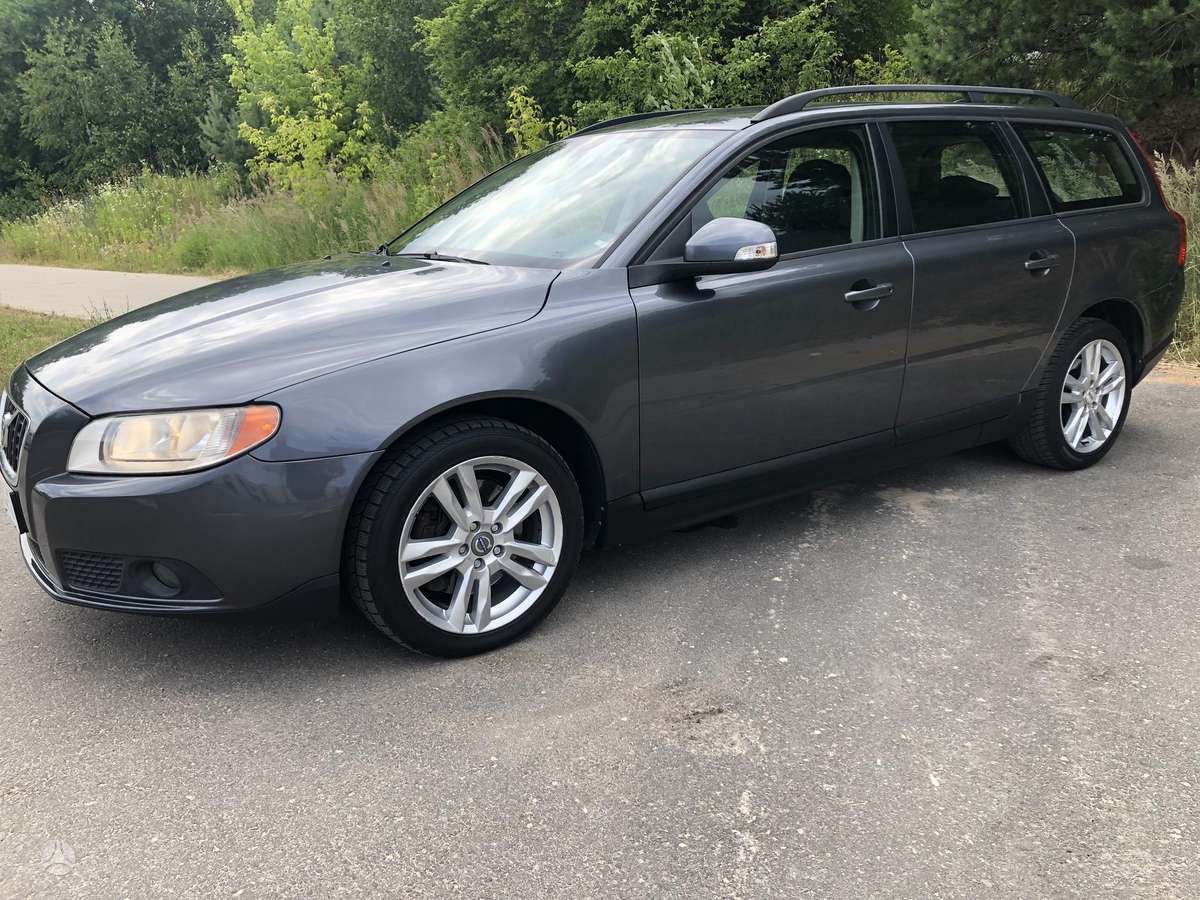 Volvo V70 2009 — rear view