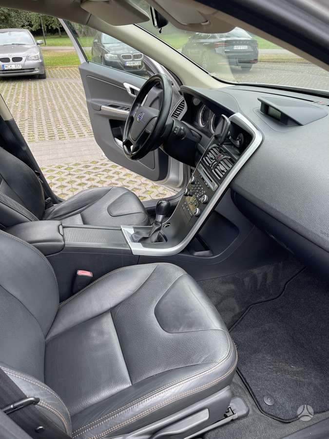 Volvo XC60 2010 — photo 11