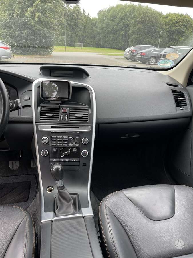 Volvo XC60 2010 — photo 14