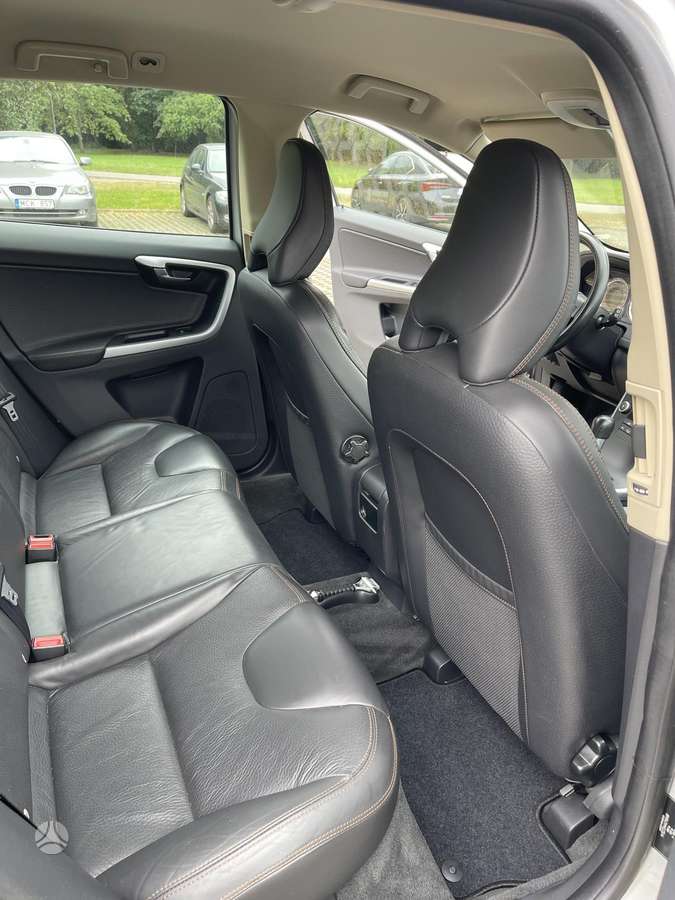 Volvo XC60 2010 — photo 16