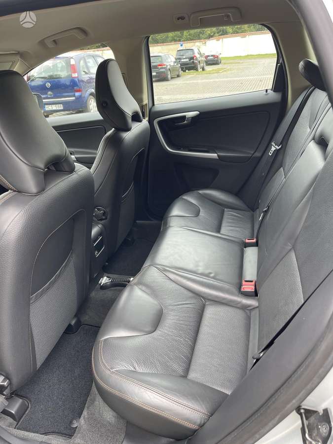 Volvo XC60 2010 — photo 17