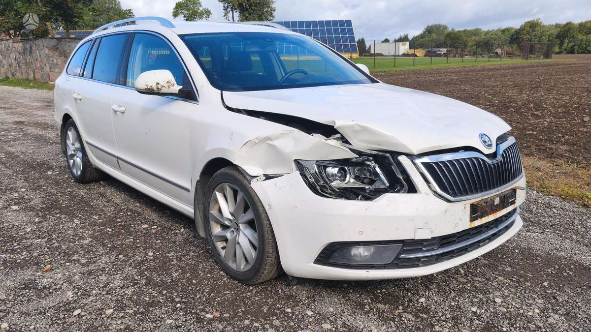 Skoda Superb 2013 — вигляд ззаду
