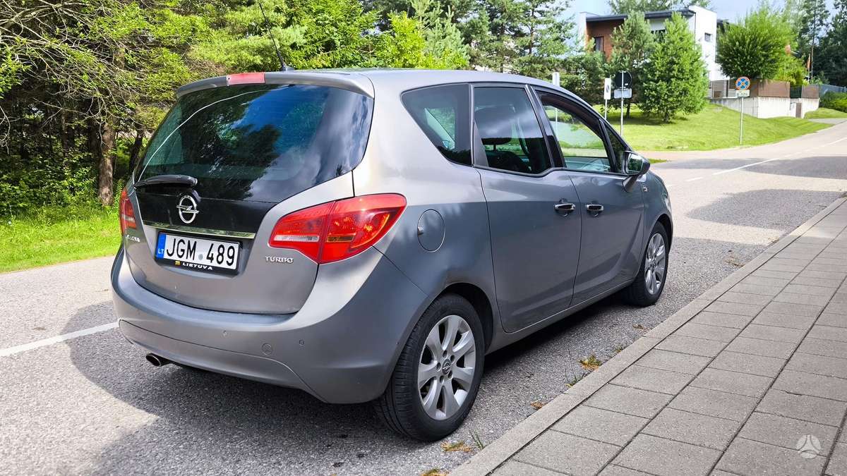 Opel Meriva 2010 — rear view