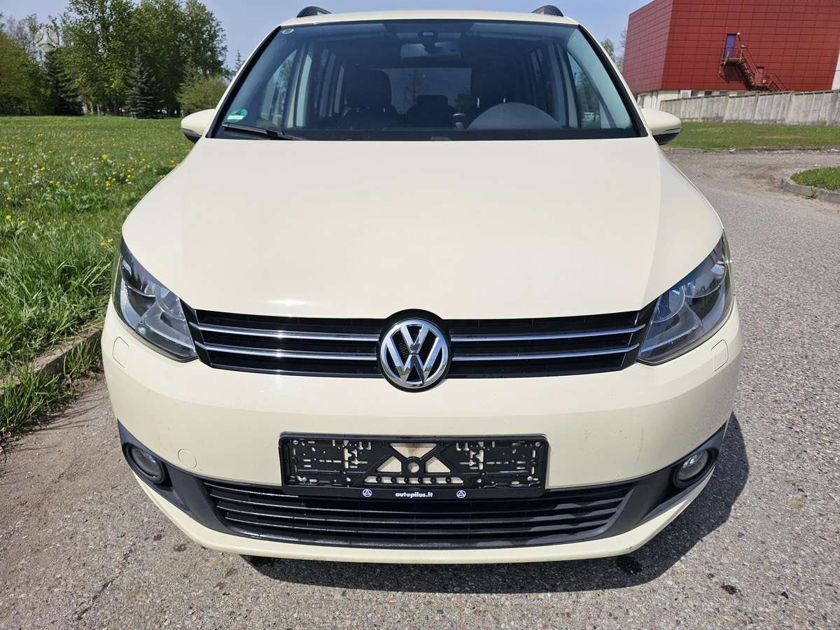 Volkswagen Touran 2015 — вигляд ззаду