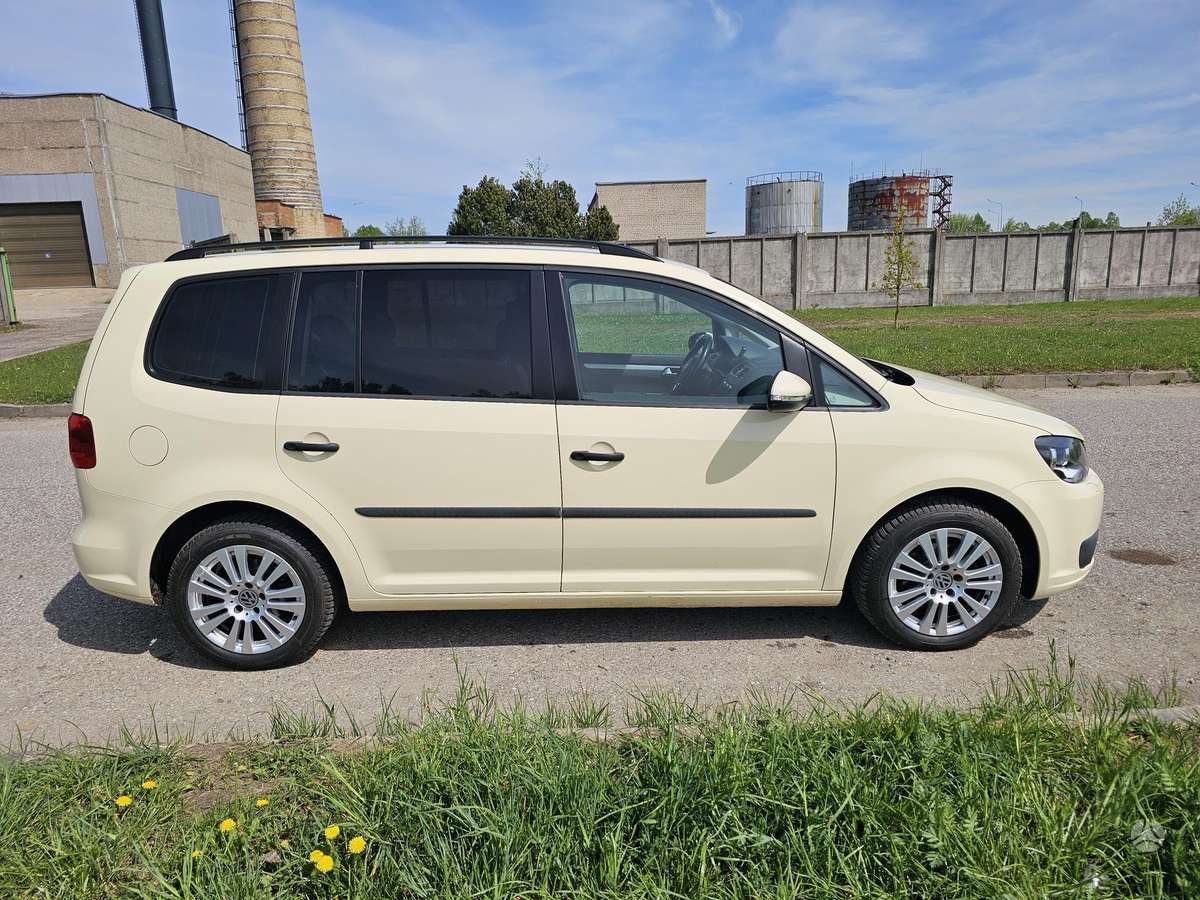 Volkswagen Touran 2015 — салон