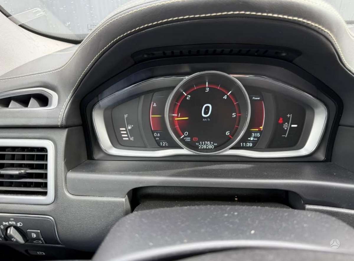 Volvo V70 2015 — engine 2000 cm³, 181 HP (133kW)