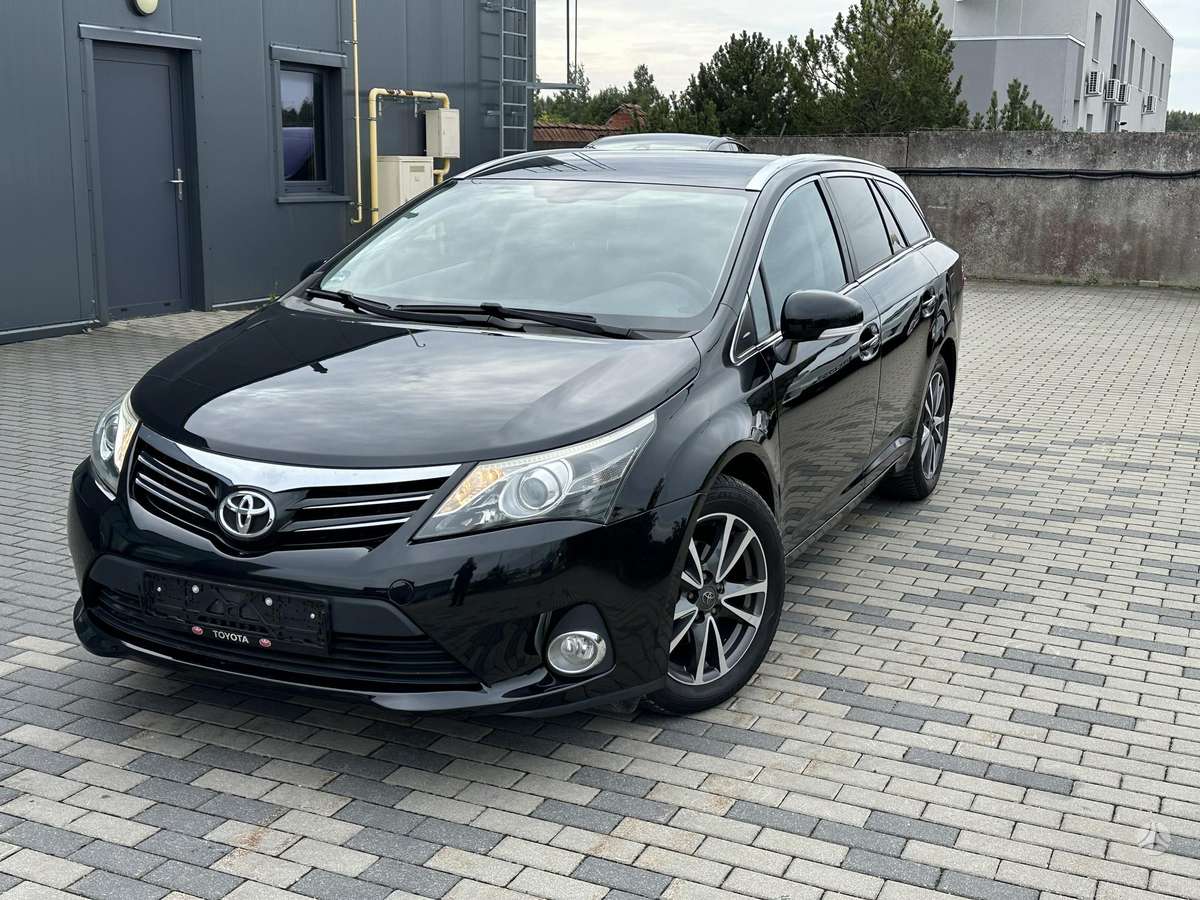 Toyota Avensis 2013 — rear view