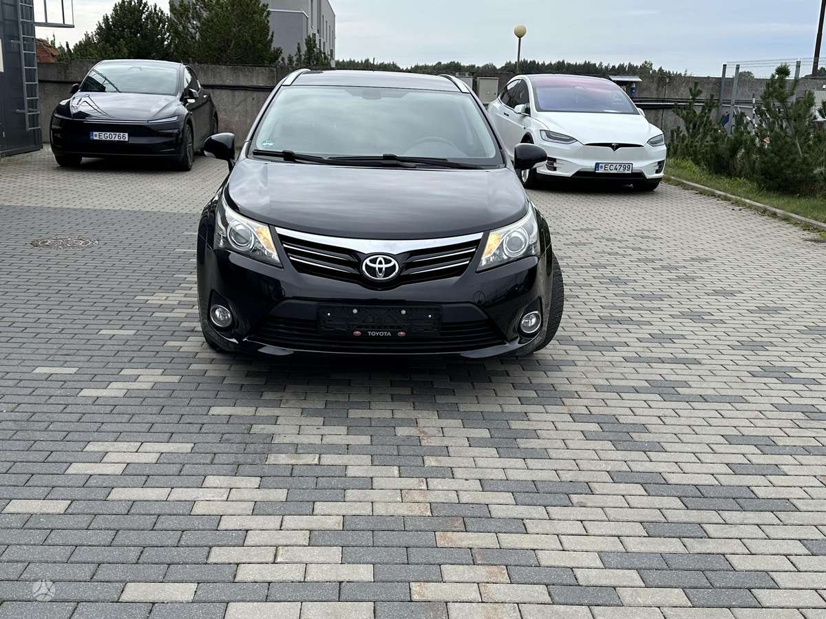 Toyota Avensis 2013 — interior