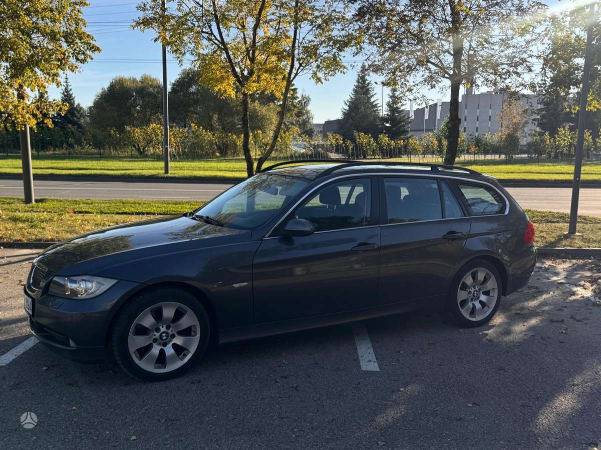BMW 325 2007 — rear view
