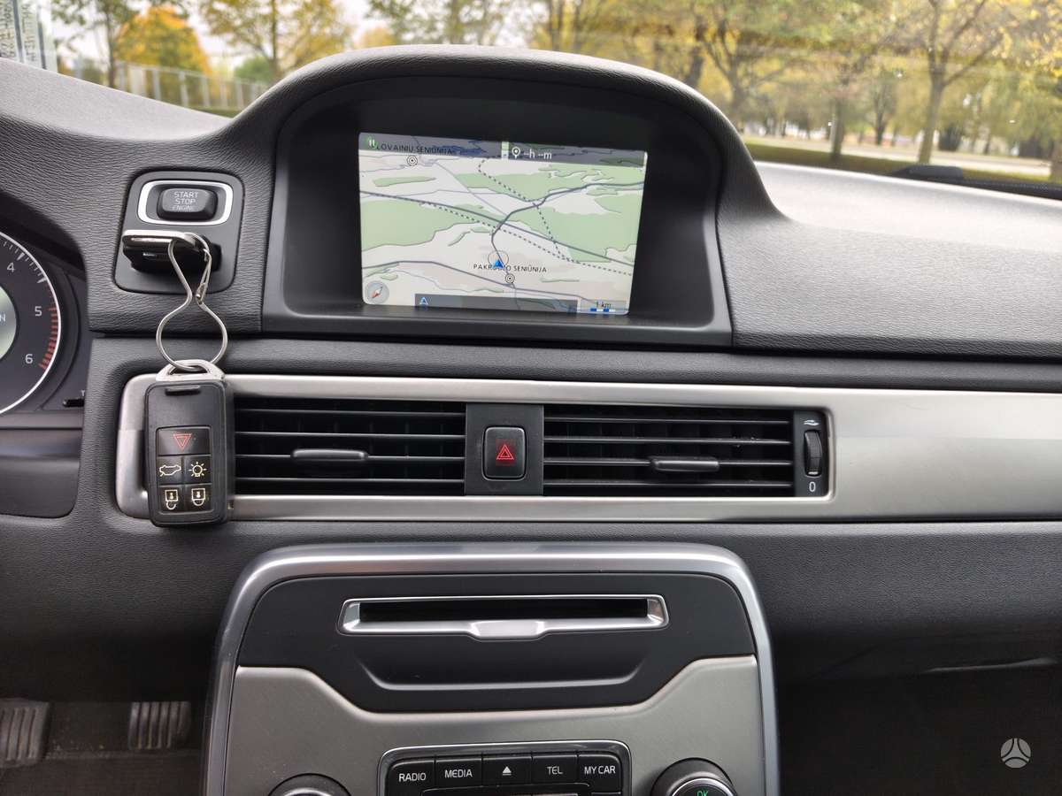 Volvo V70 2012 — photo 17