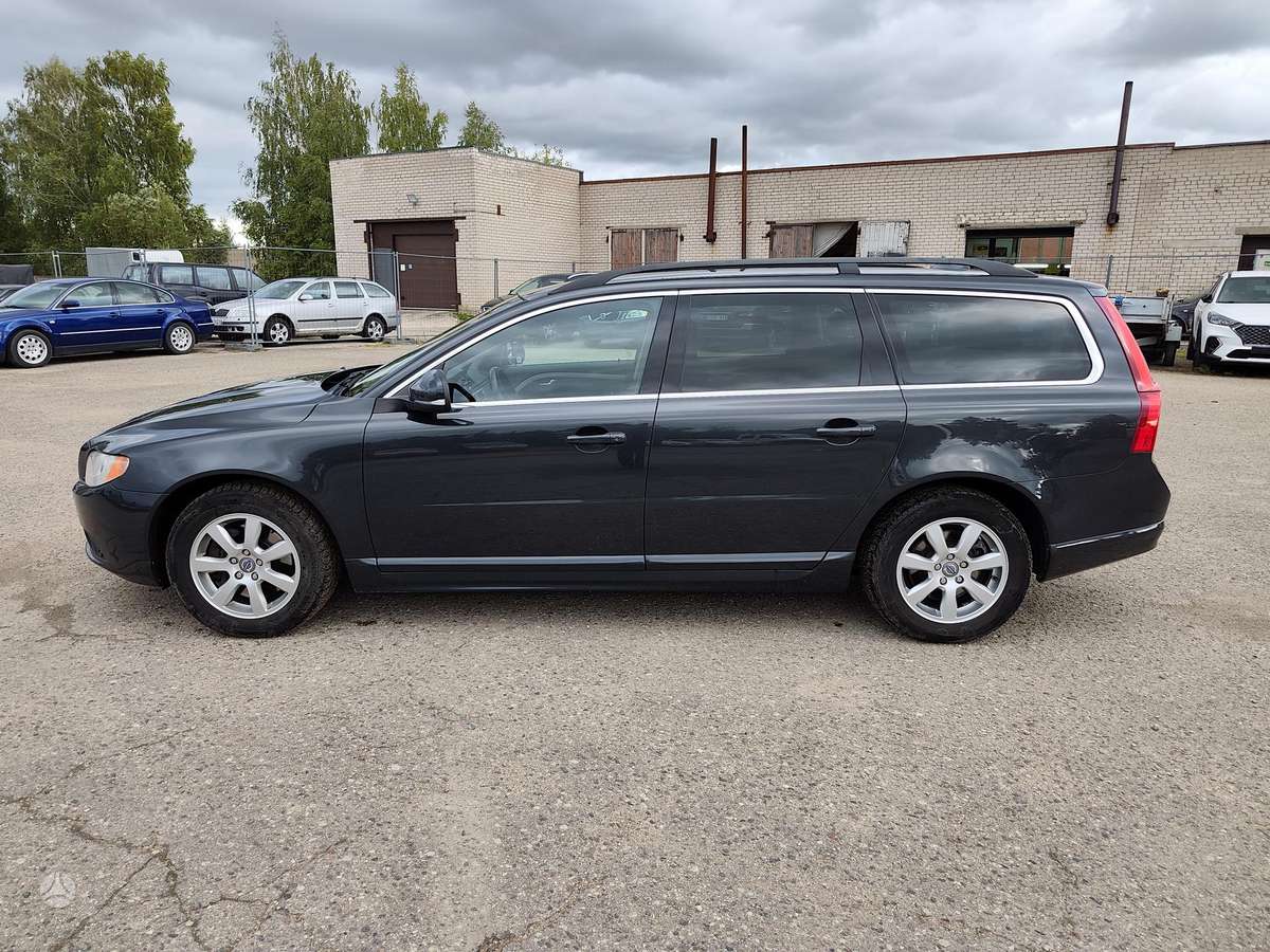 Volvo V70 2012 — rear view