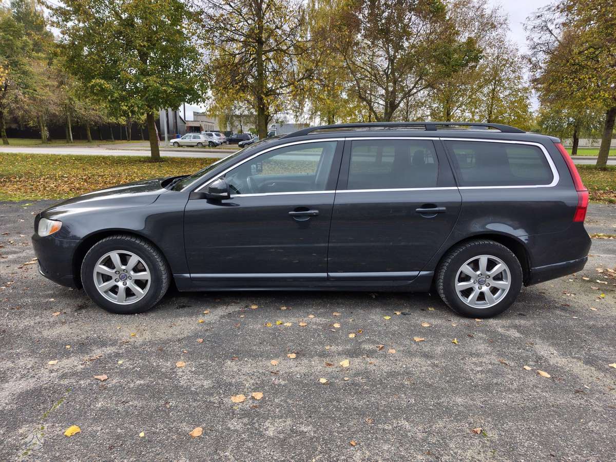 Volvo V70 2012 — rear view