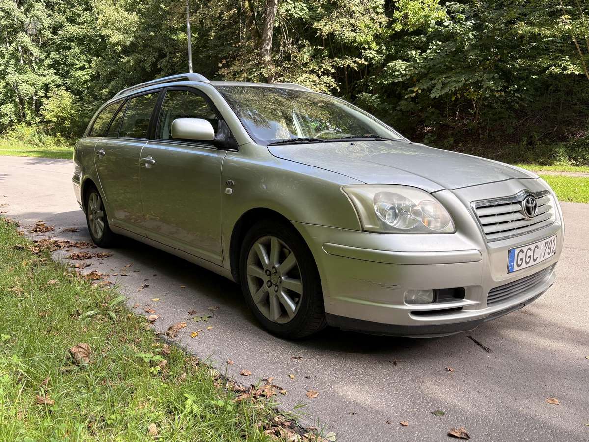 Toyota Avensis 2004 — rear view