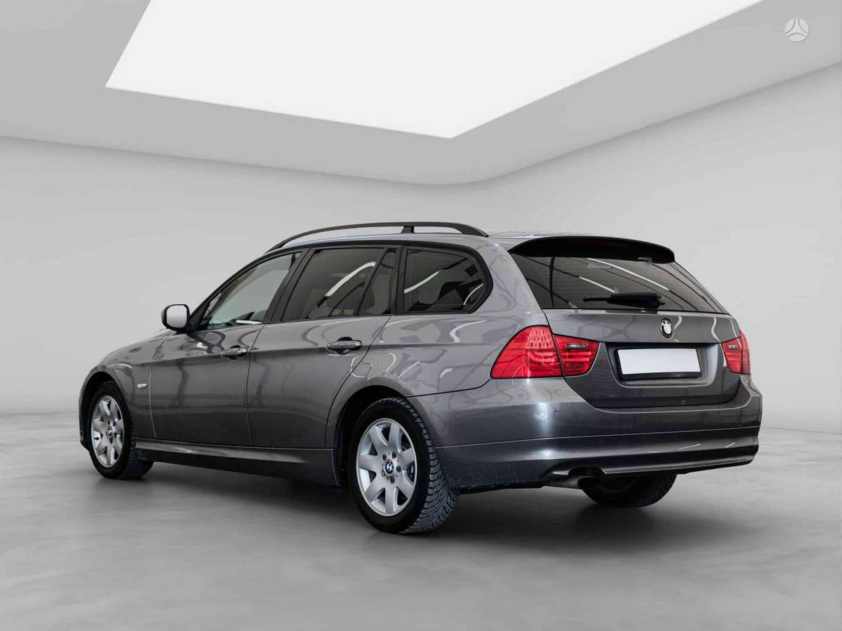 BMW 320 2009 — rear view