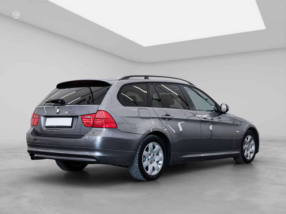 BMW 320 2009 — interior