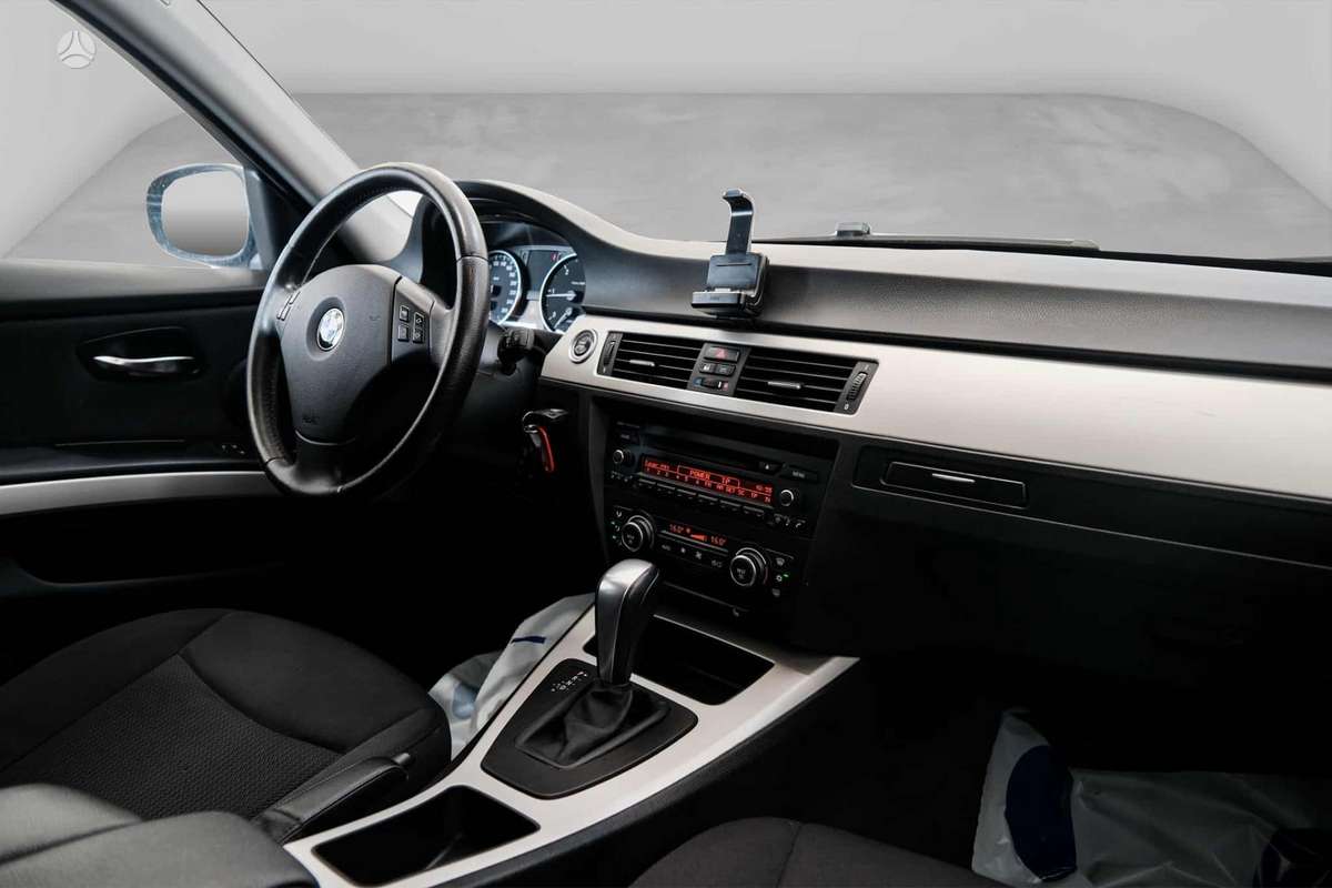 BMW 320 2009 — photo 6