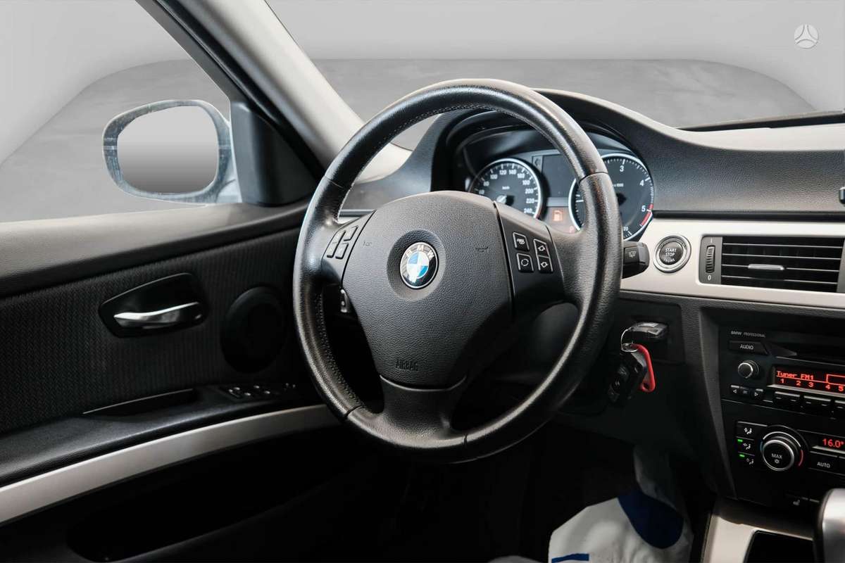BMW 320 2009 — photo 7
