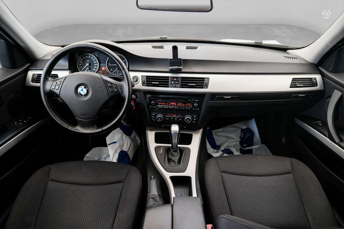 BMW 320 2009 — photo 9