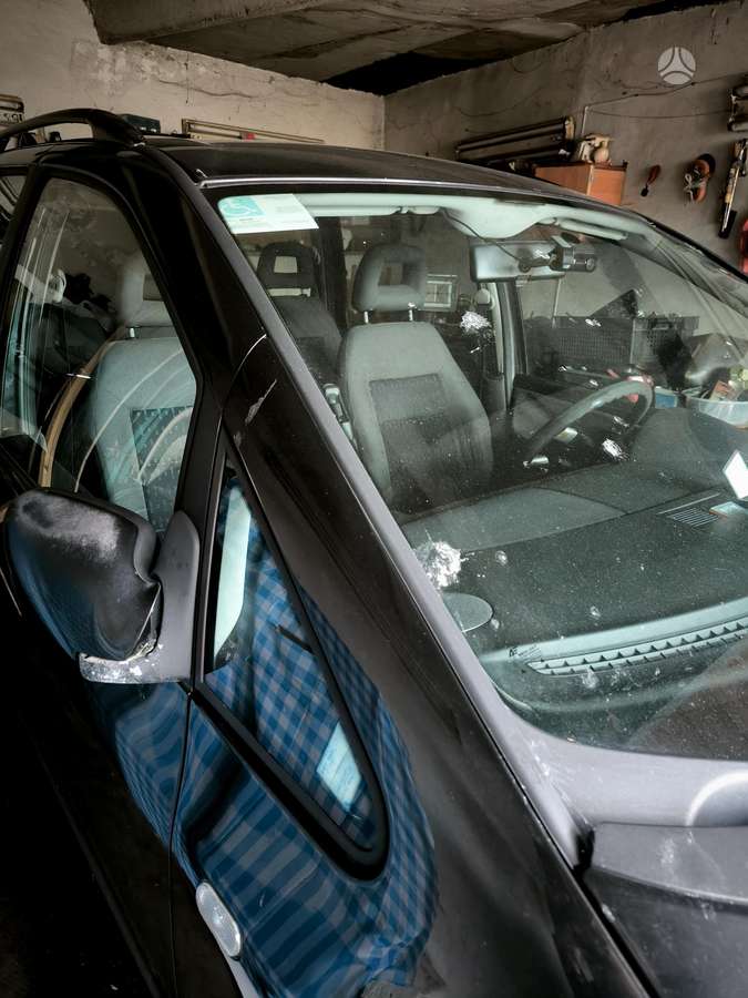 Ford Galaxy 2005 — rear view