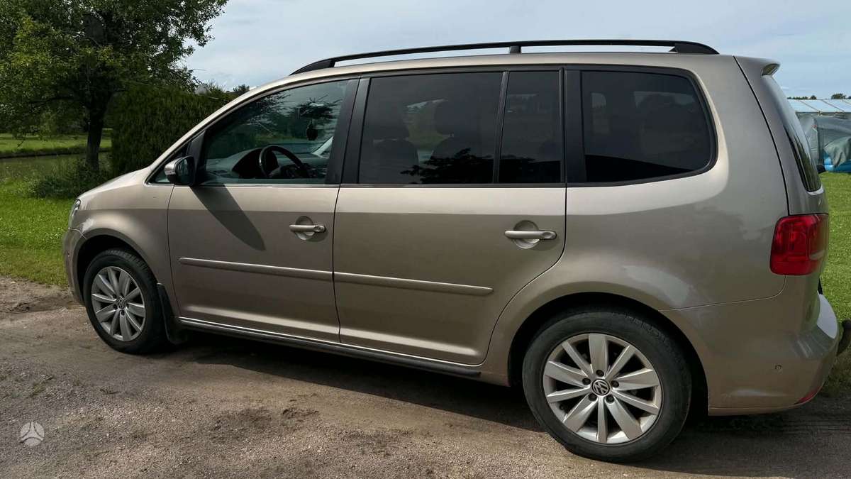 Volkswagen Touran 2012 — rear view
