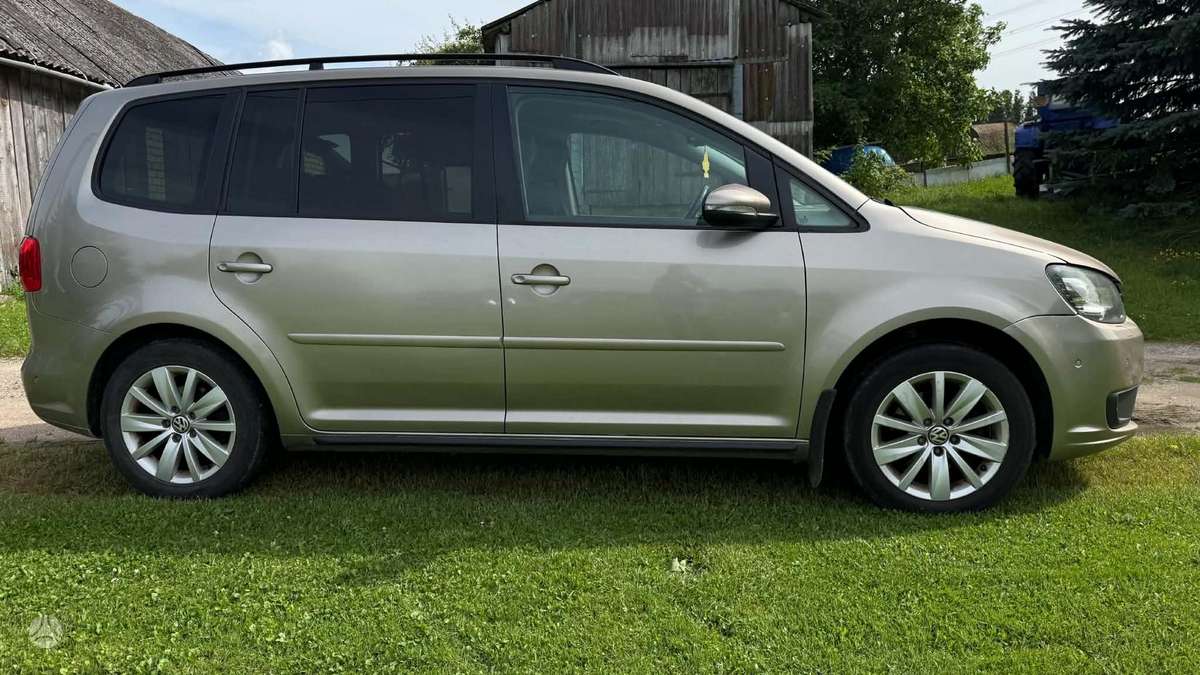 Volkswagen Touran 2012 — interior