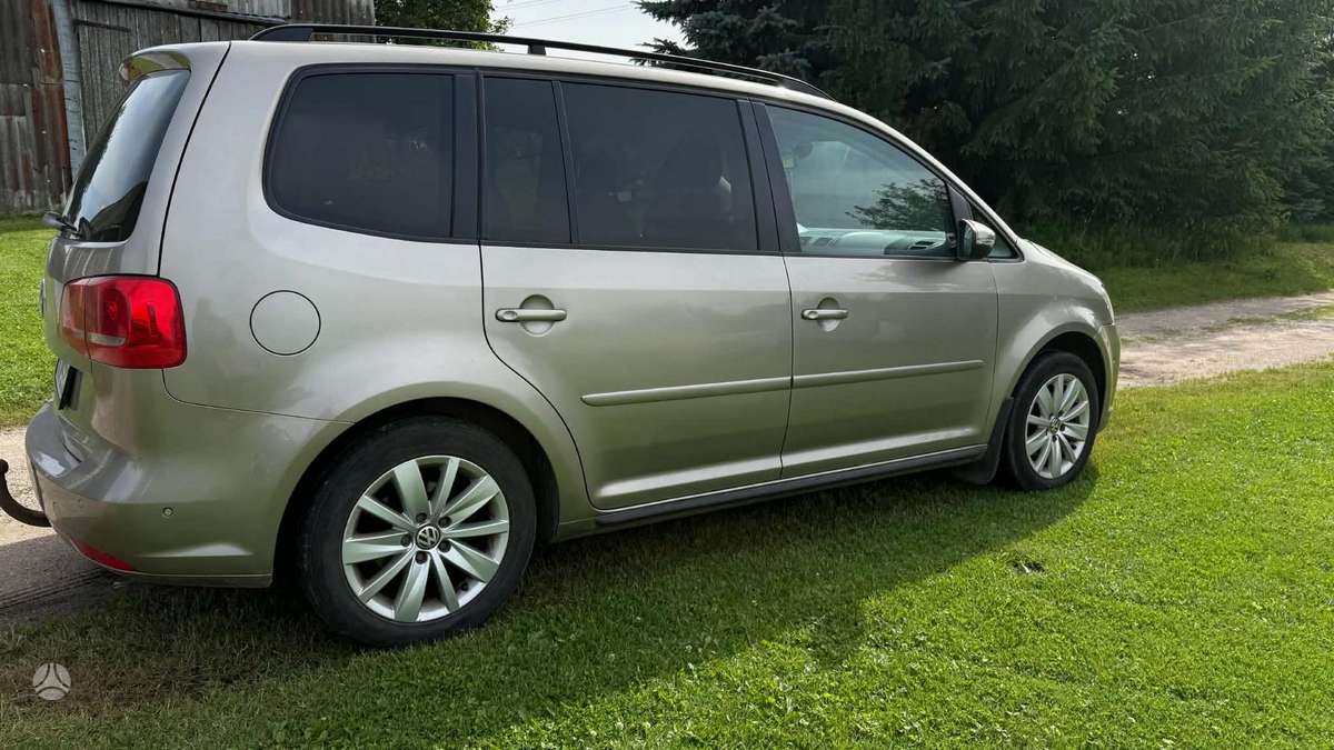 Volkswagen Touran 2012 — engine 1598 cm³, 105 HP (77kW)