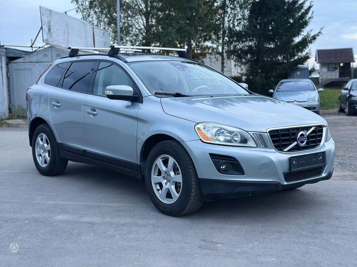 Volvo XC60 2010 — салон