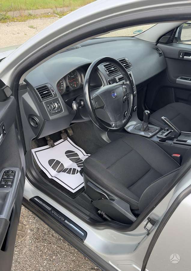 Volvo V50 2010 — photo 10