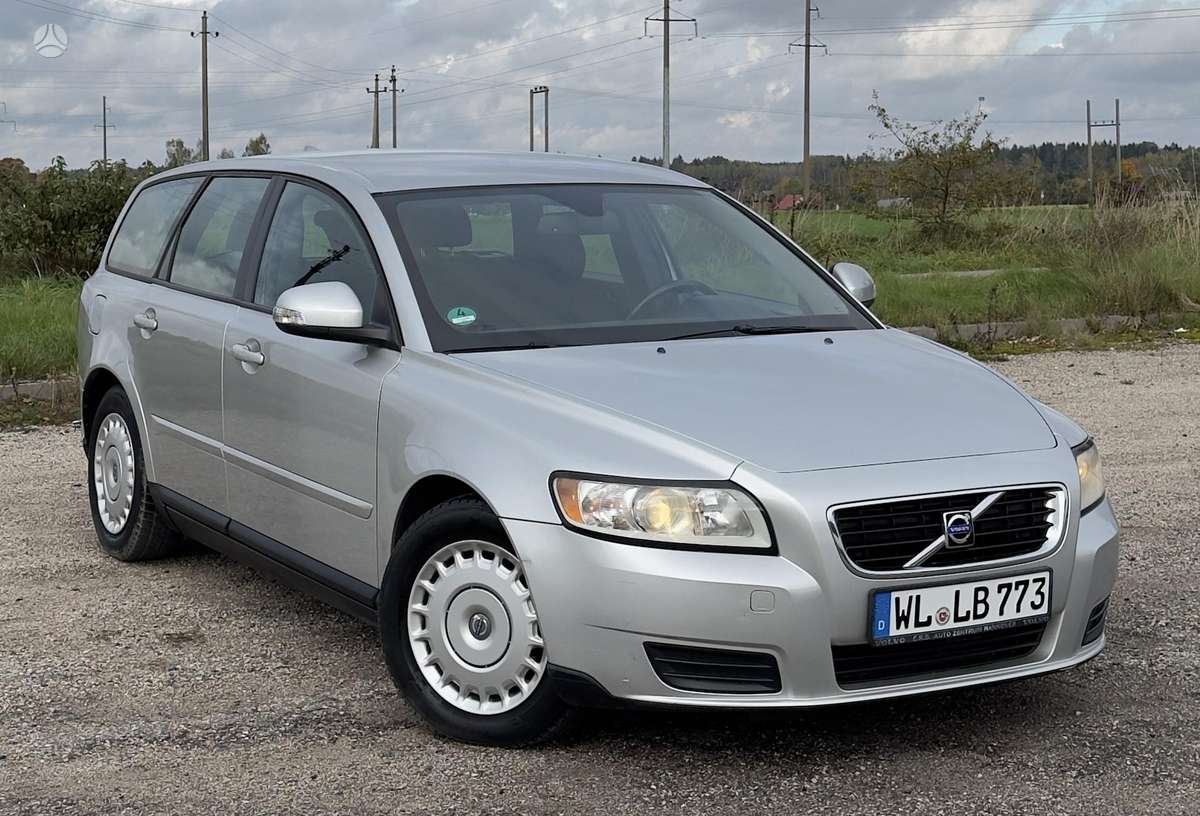 Volvo V50 2010 — rear view