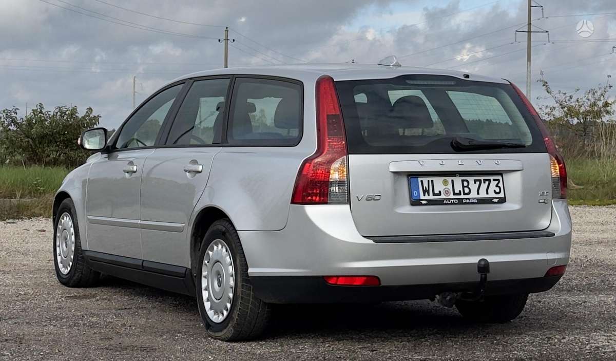 Volvo V50 2010 — interior