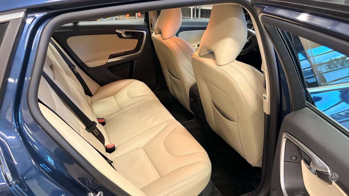 Volvo V60 2015 — photo 10