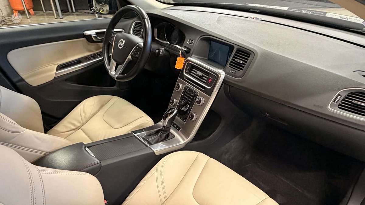 Volvo V60 2015 — photo 11
