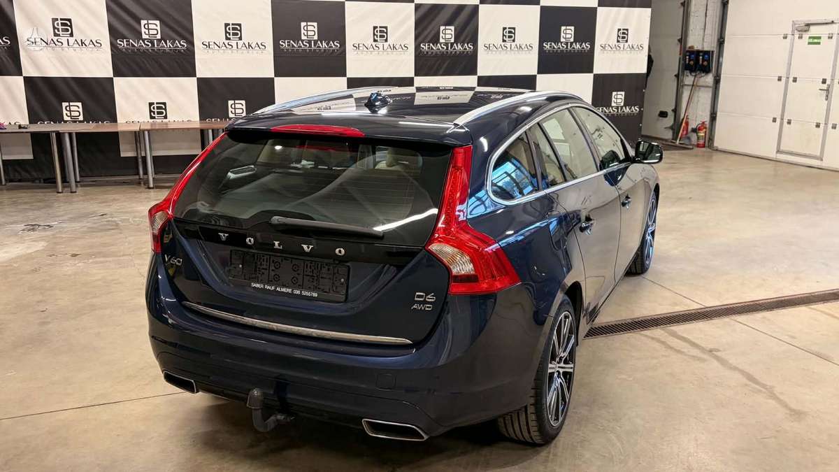 Volvo V60 2015 — rear view