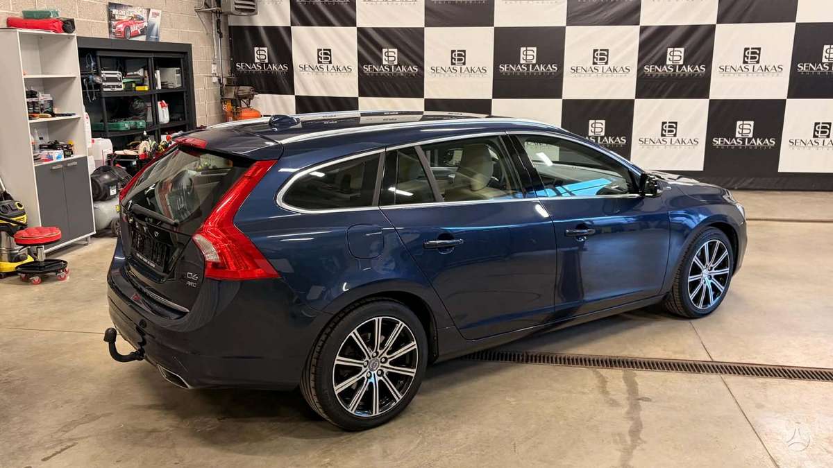 Volvo V60 2015 — interior