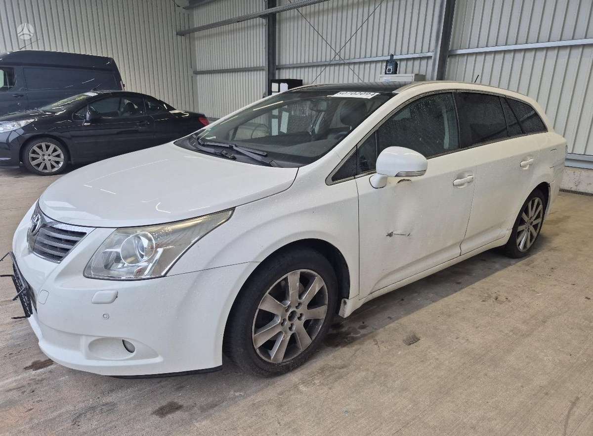 Toyota Avensis 2010 — вигляд ззаду