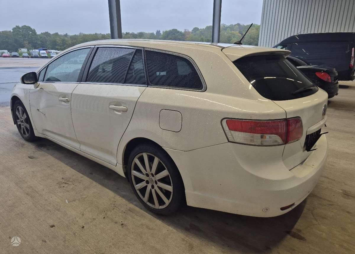 Toyota Avensis 2010 — салон