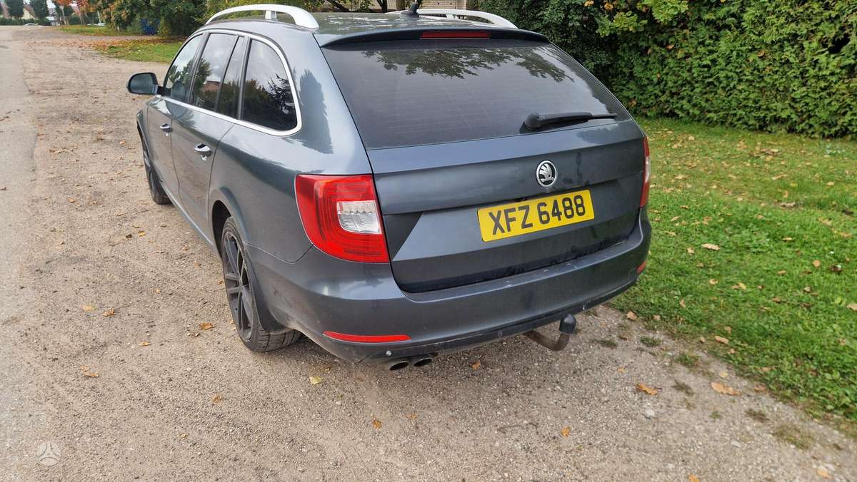 Skoda Superb 2015 — rear view
