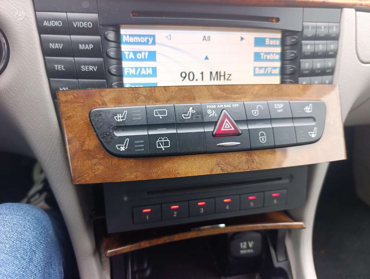Mercedes-Benz E270 2005 — photo 17