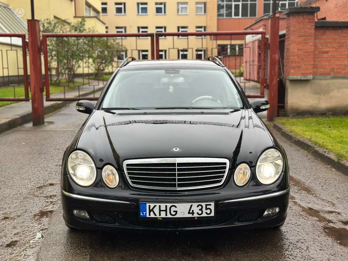 Mercedes-Benz E270 2005 — rear view