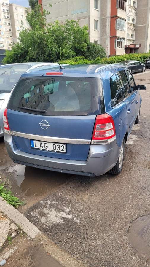 Opel Zafira 2008 — rear view