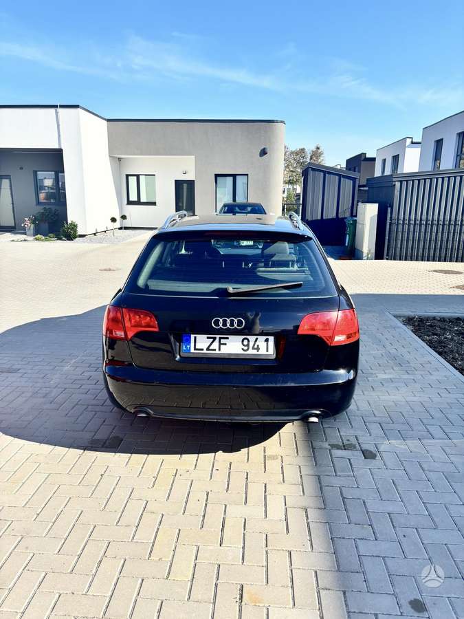 Audi A4 2006 — вигляд ззаду