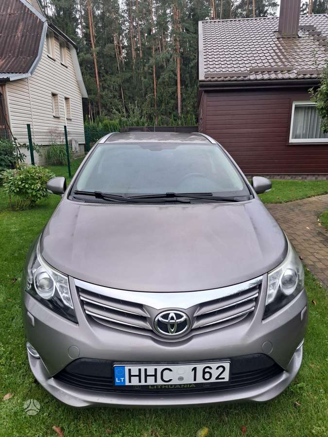 Toyota Avensis 2014 — rear view