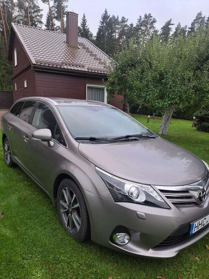 Toyota Avensis 2014 — interior