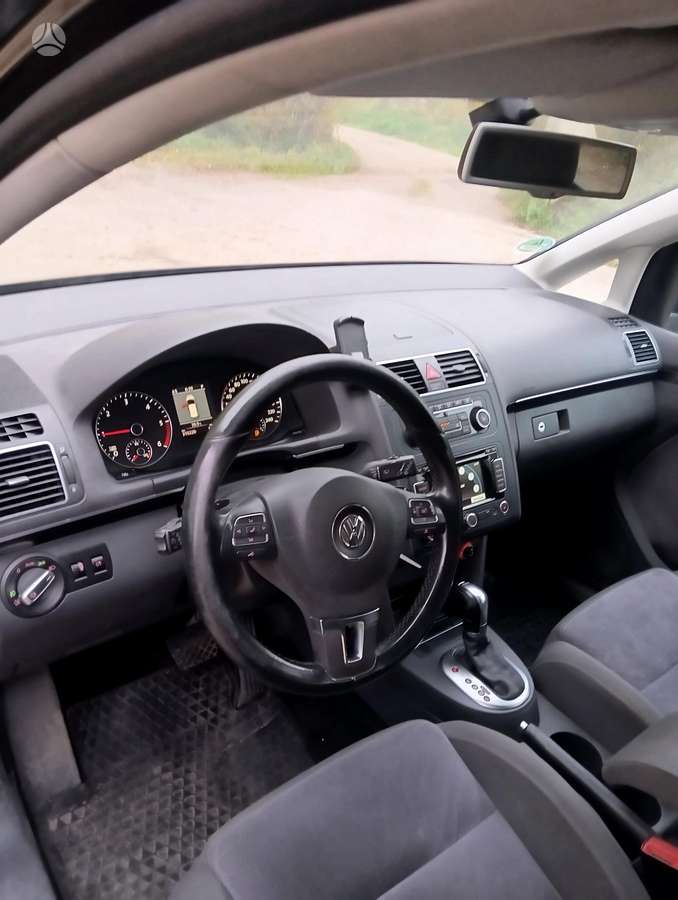 Volkswagen Touran 2011 — photo 11