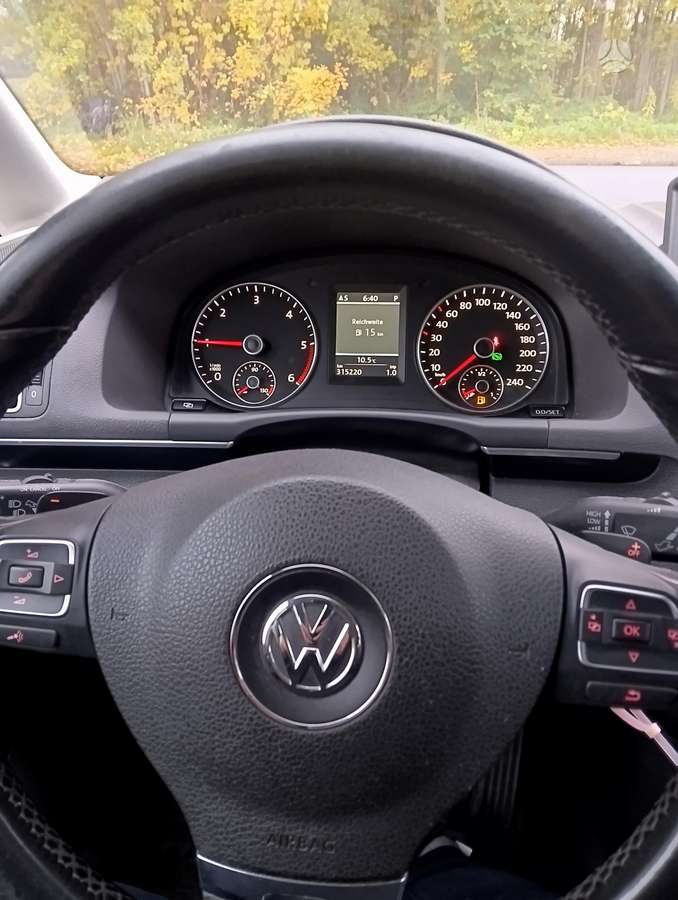 Volkswagen Touran 2011 — photo 12
